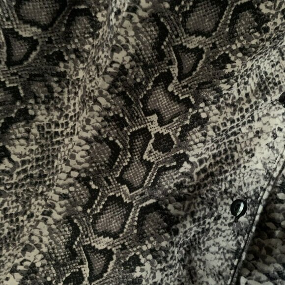 Lane Bryant Plus Size Tops for Women Long Sleeve Button up Snakeskin Gray 24 - Picture 2 of 4